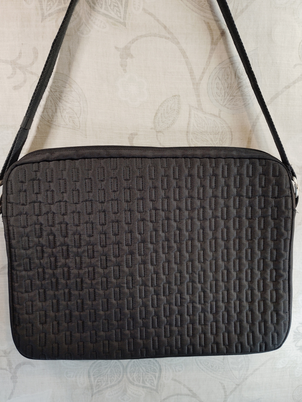 belkin Black Quilted Laptop Shoulder Bag